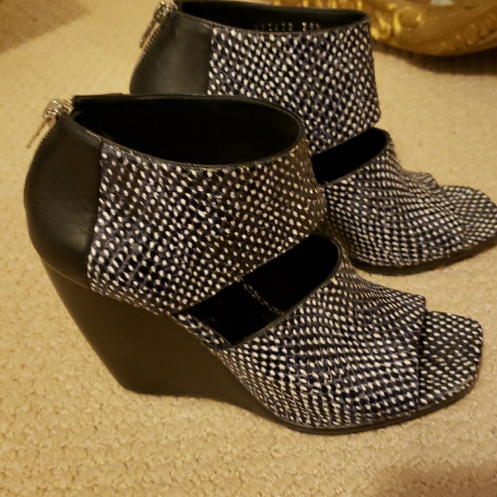 Shoes - Picture 1 of 4